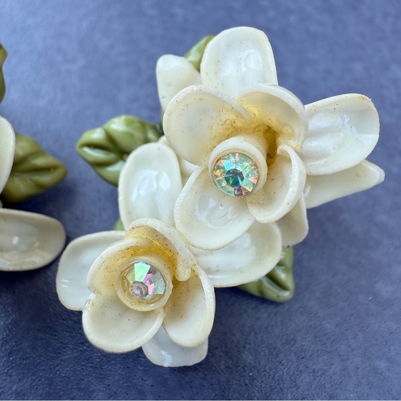 Vintage 1970s Dainty Cream and Green Plastic Flower Earrings with Rhinestone - Picture 10 of 10